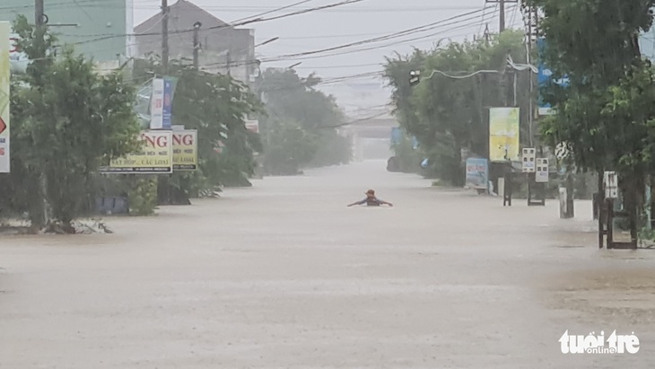 Nước lên lẹ quá, vô nhà ào ào, chúng tôi chỉ kịp leo lên tầng thượng - Ảnh 7.