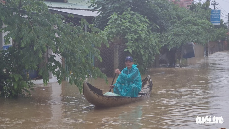 Nước lên lẹ quá, vô nhà ào ào, chúng tôi chỉ kịp leo lên tầng thượng - Ảnh 6.