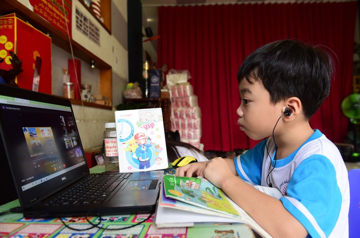 Quá tải trong học trực tuyến: Không thể bê tiết học trực tiếp sang trực tuyến - Ảnh 1. Quá tải trong học trực tuyến: Không thể bê tiết học trực tiếp sang trực tuyến - Ảnh 1.