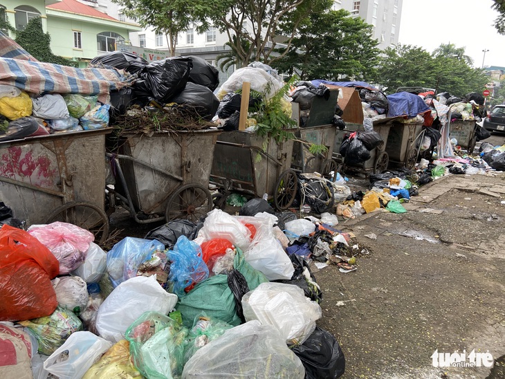 Rác thải ùn ứ ở Hà Nội: ‘Sẽ không để rác ở nội thành tồn đọng trong ngày’ - Ảnh 2.