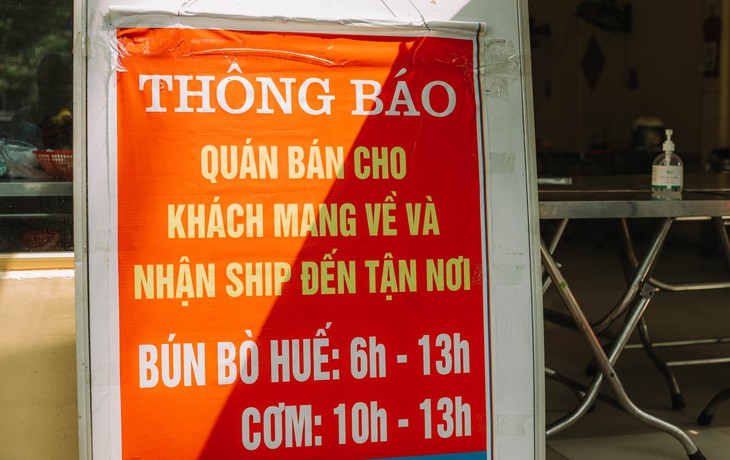 Bắc Giang dừng tổ chức đám cưới, hàng quán chỉ bán mang về từ ngày 6-11 - Ảnh 1.