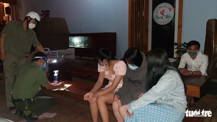 Đột kích quán karaoke trong mùa dịch, tiếp viên dẫn khách trốn vào phòng bí mật - Ảnh 1. Đột kích quán karaoke trong mùa dịch, tiếp viên dẫn khách trốn vào phòng bí mật - Ảnh 1.