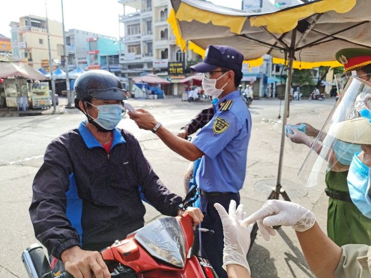 Chống dịch không hiệu quả, bí thư, chủ tịch thị trấn bị điều chuyển công tác - Ảnh 1.