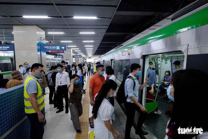 Ngày đầu đi tàu điện Cát Linh - Hà Đông miễn phí, người dân xếp hàng chờ trải nghiệm - Ảnh 10.