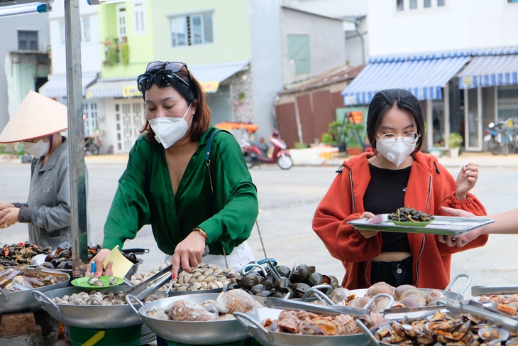 Hàng quán TP.HCM bán cầm chừng, bữa được bữa mất - Ảnh 1. Hàng quán TP.HCM bán cầm chừng, bữa được bữa mất - Ảnh 1.