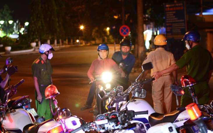 Công an Phan Thiết tuần tra, kiểm soát để người dân không ra khỏi nhà vào giờ cấm