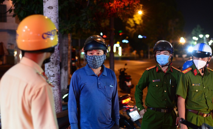 Công an Phan Thiết tuần tra, kiểm soát để người dân không ra khỏi nhà vào giờ cấm - Ảnh 3.