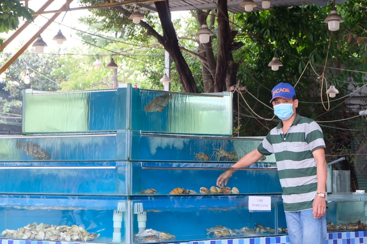 Hàng quán TP.HCM bán cầm chừng, bữa được bữa mất - Ảnh 5. Hàng quán TP.HCM bán cầm chừng, bữa được bữa mất - Ảnh 5.