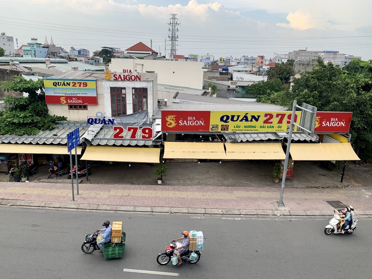 Hàng quán TP.HCM bán cầm chừng, bữa được bữa mất - Ảnh 2. Hàng quán TP.HCM bán cầm chừng, bữa được bữa mất - Ảnh 2.