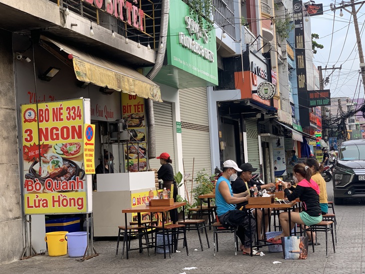 Hàng quán TP.HCM bán cầm chừng, bữa được bữa mất - Ảnh 6. Hàng quán TP.HCM bán cầm chừng, bữa được bữa mất - Ảnh 6.