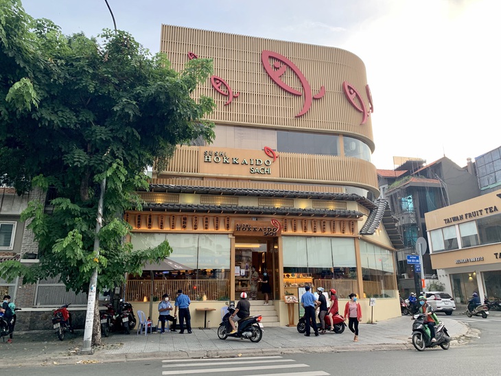 Hàng quán TP.HCM bán cầm chừng, bữa được bữa mất - Ảnh 7. Hàng quán TP.HCM bán cầm chừng, bữa được bữa mất - Ảnh 7.