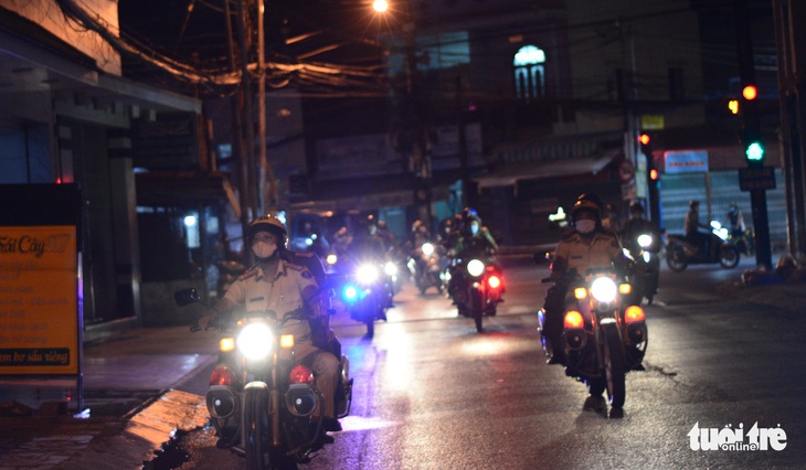 Công an Phan Thiết tuần tra, kiểm soát để người dân không ra khỏi nhà vào giờ cấm - Ảnh 1.