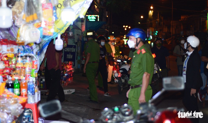 Công an Phan Thiết tuần tra, kiểm soát để người dân không ra khỏi nhà vào giờ cấm - Ảnh 2.