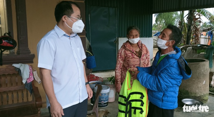 Sóng đánh lật thuyền lúc rạng sáng, hai ngư dân bơi 3,5km vào bờ - Ảnh 2.