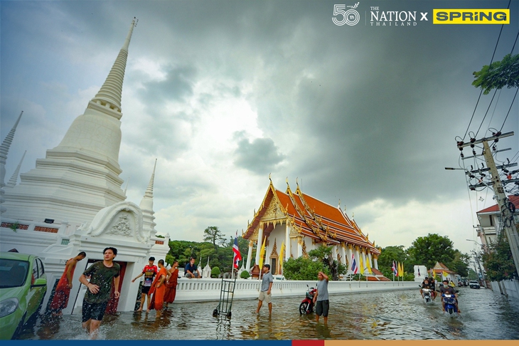 Thống đốc Bangkok xin lỗi dân vì ngập nặng do triều cường - Ảnh 4.