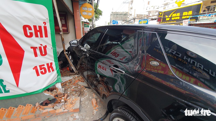 Xe sang leo lên lề tông chết người đi bộ, ủi sập mặt tiền nhà dân - Ảnh 2.