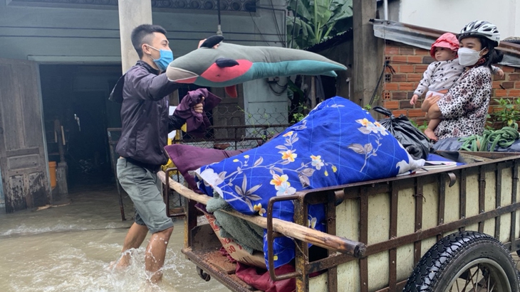 Nước lên quá nhanh, dân không kịp trở tay - Ảnh 2. Nước lên quá nhanh, dân không kịp trở tay - Ảnh 2.