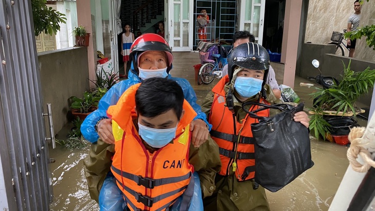 Nước lên quá nhanh, dân không kịp trở tay - Ảnh 3. Nước lên quá nhanh, dân không kịp trở tay - Ảnh 3.