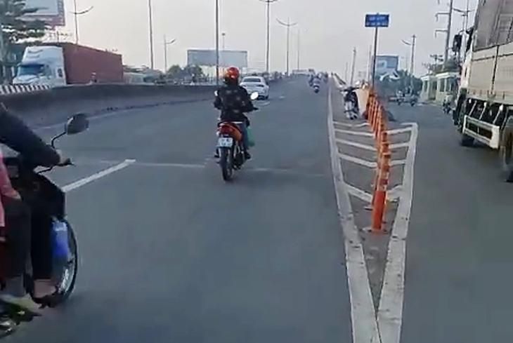 Hàng trăm miếng đinh màu đen bẫy người đi đường ở Bình Chánh - Ảnh 2. Hàng trăm miếng đinh màu đen bẫy người đi đường ở Bình Chánh - Ảnh 2.
