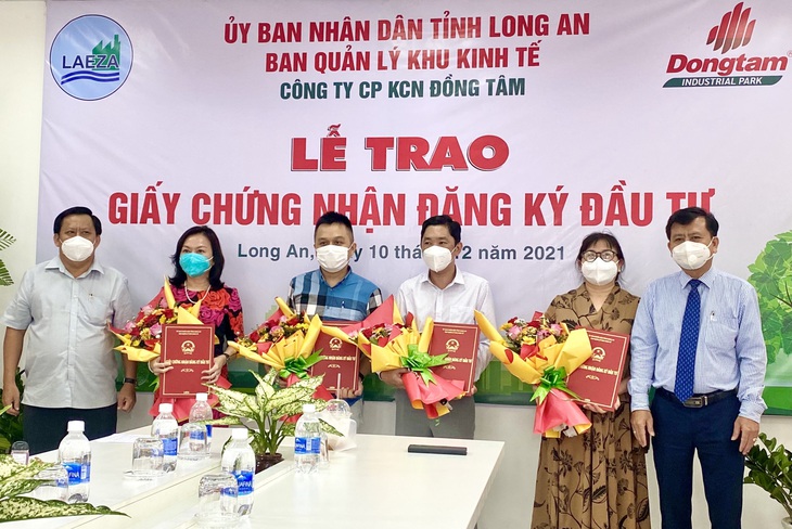 Long An trao giấy đầu tư thêm 4 dự án, dẫn đầu cả nước về thu hút FDI năm 2021 - Ảnh 1.