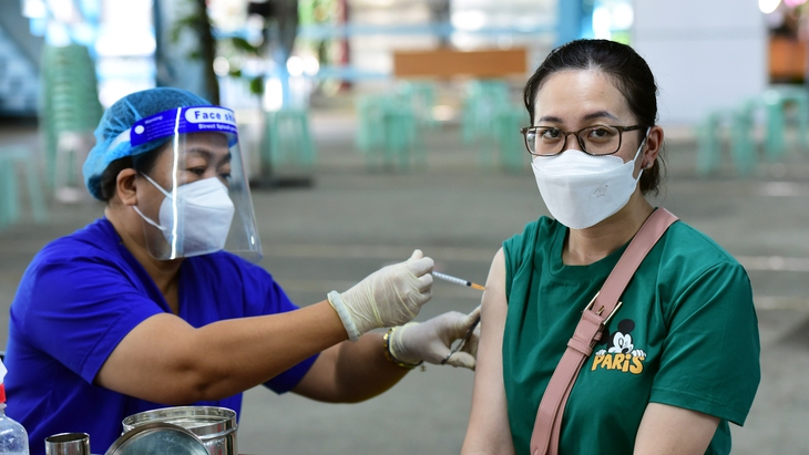 Mũi 3 ở TP.HCM: Nhiều người suy giảm miễn dịch đang dùng ARV đã đến tiêm vắc xin - Ảnh 1.