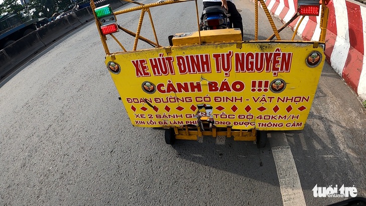 Hàng trăm miếng đinh màu đen bẫy người đi đường ở Bình Chánh - Ảnh 5. Hàng trăm miếng đinh màu đen bẫy người đi đường ở Bình Chánh - Ảnh 5.