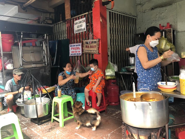 Chuyện đời ở những chung cư xưa cũ - Kỳ cuối: Quán xưa, chợ cóc ở chung cư bạc màu thời gian - Ảnh 1.