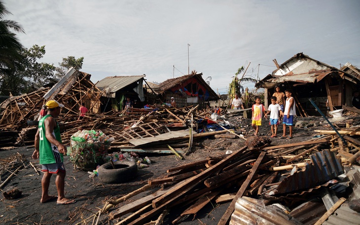 Bão Rai làm 12 người Philippines thiệt mạng