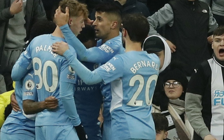 Chelsea bị Man City gia tăng khoảng cách lên 6 điểm