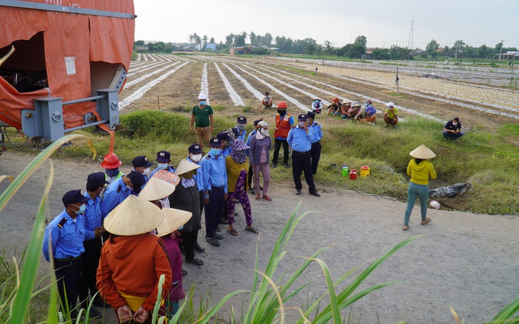 Lo sợ nhà máy điện gió gây ảnh hưởng, nhiều hộ dân không cho thi công