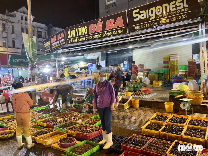 Bị chợ tự phát bao vây, tiểu thương chợ đầu mối lớn nhất nước bức xúc - Ảnh 3.