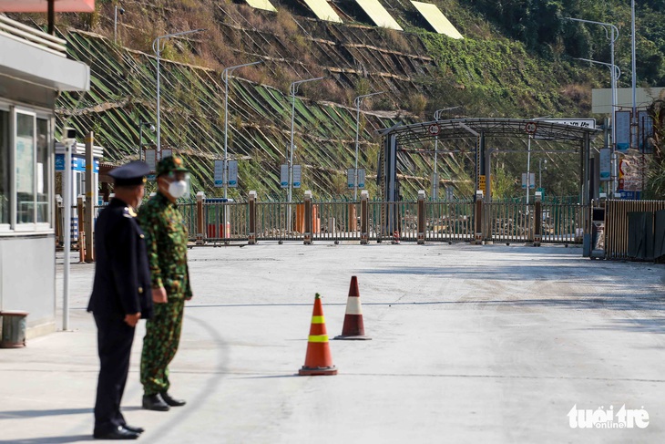 Cửa khẩu Chi Ma thông quan trở lại, lắp thêm trạm phun khử khuẩn ở Tân Thanh - Ảnh 1.