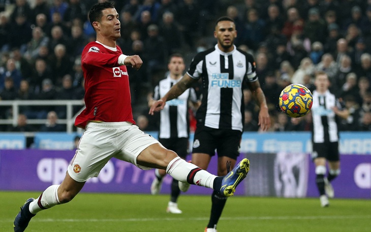 Ronaldo mờ nhạt, Man Utd chật vật cầm hòa Newcastle