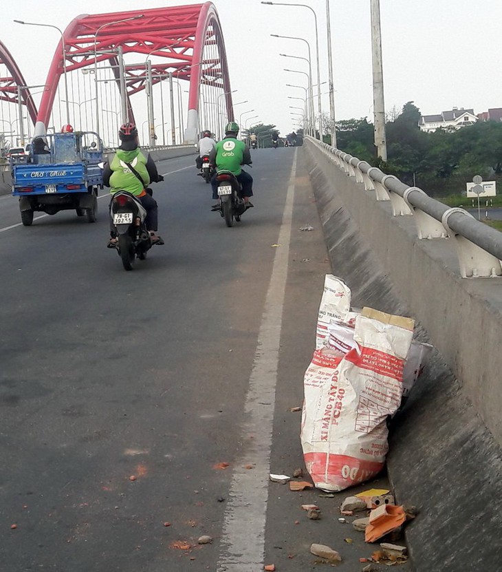 Diễn đàn Môi trường nơi tôi sống: Phải ngăn nạn xả rác trên cầu - Ảnh 1.