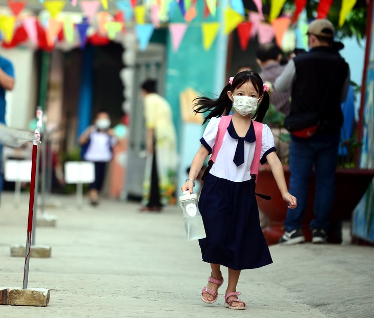 Thí điểm học sinh lớp 1, 9, 12 đến trường: Chuẩn bị thật kỹ mới bớt âu lo - Ảnh 1.