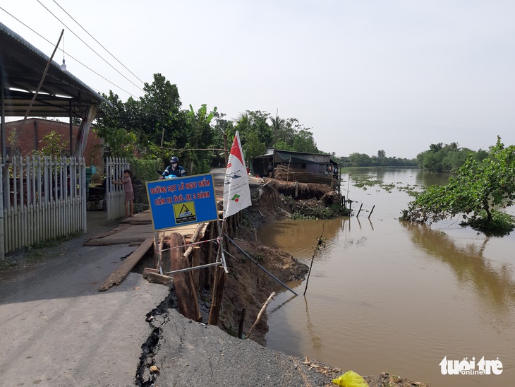 Một khúc huyện lộ 54B đổ xuống sông Ba Rài, dân muốn đi chợ, ra xã phải đi vòng 5 cây số - Ảnh 2.