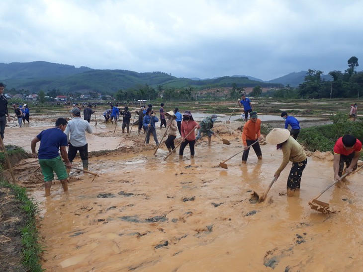 Quân đội, công an, thanh niên giúp dân dọn nhà cửa, trường học sau lũ - Ảnh 1.