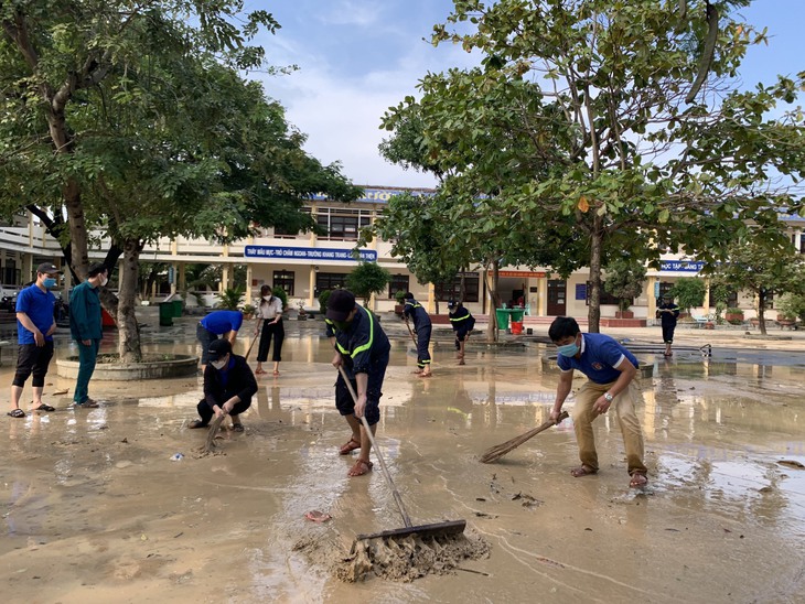 Quân đội, công an, thanh niên giúp dân dọn nhà cửa, trường học sau lũ - Ảnh 2.