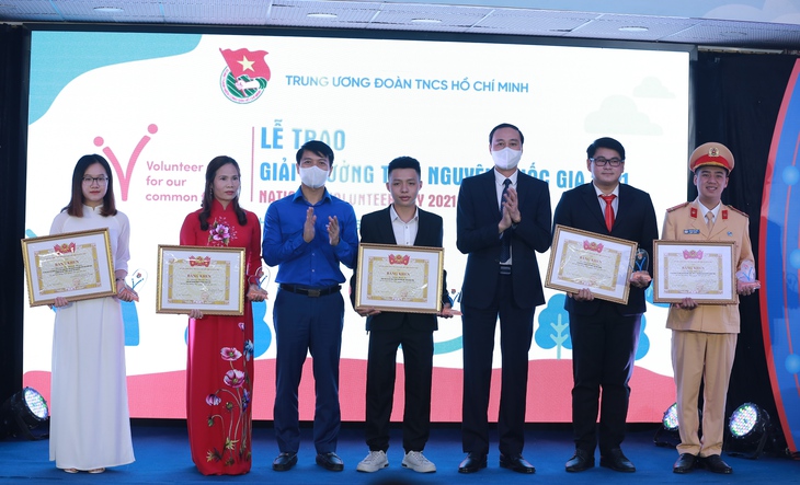 Gặp lại chàng trai lái xe cứu thương dọc dài đất nước tình nguyện hỗ trợ chống dịch - Ảnh 2.