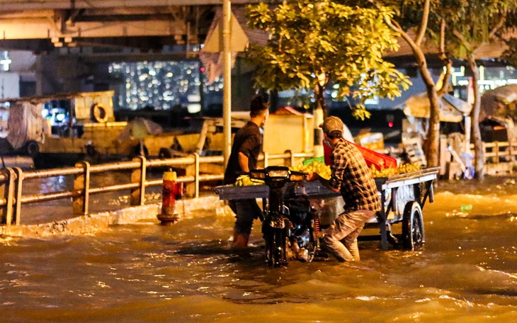 TP.HCM: Đoạn ngập ven kênh Tẻ dài hơn bất thường chiều 5-12