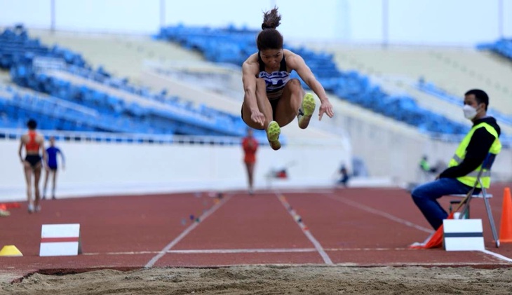 Nhà vô địch Asiad Bùi Thị Thu Thảo trở lại với huy chương vàng lấp lánh - Ảnh 2.