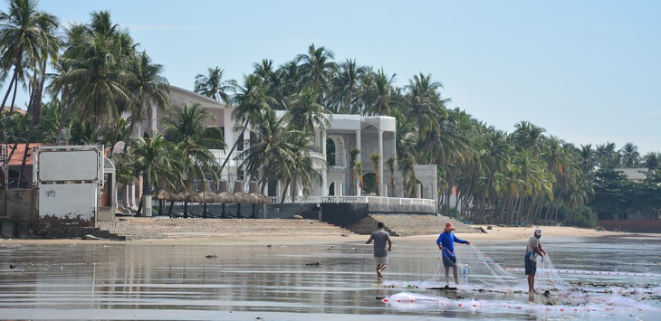 Kiểm tra, đo đạc lại hiện trạng công trình resort có dấu hiệu sai phép ở Phan Thiết - Ảnh 1.