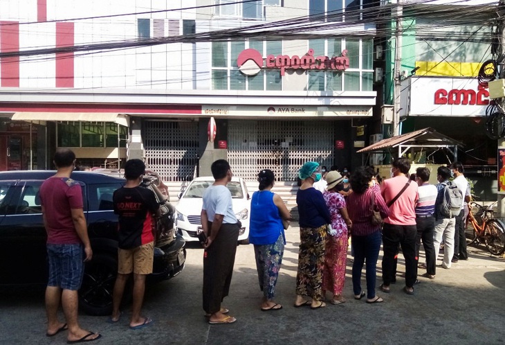 Chính biến ở Myanmar: Quân đội chiếm tòa thị chính, tổng tư lệnh quân đội nắm quyền - Ảnh 4.