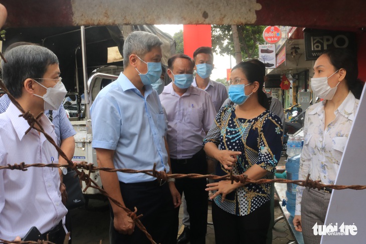 Thứ trưởng Bộ Y tế vẫy tay động viên người cách ly: ‘Cố gắng lên nha, còn mấy ngày nữa thôi - Ảnh 5.