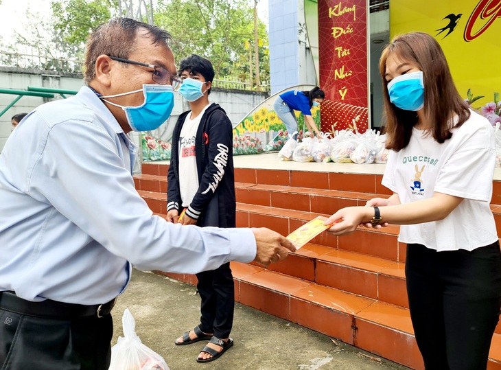 Tặng bánh chưng, bánh tét, phong bao lì xì... cho những người con xa quê - Ảnh 1.