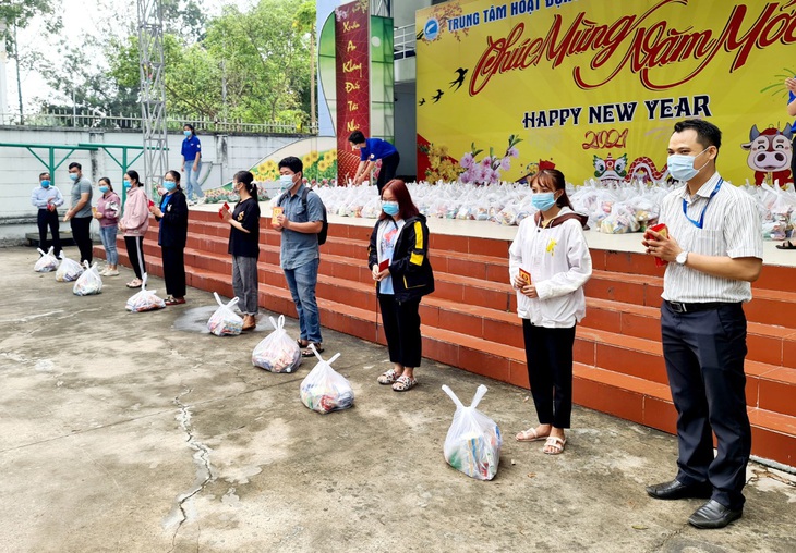 Tặng bánh chưng, bánh tét, phong bao lì xì... cho những người con xa quê - Ảnh 4.