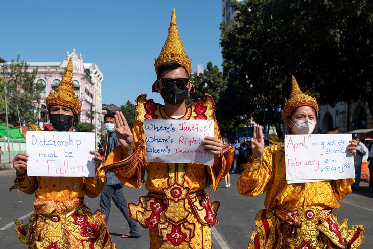 Vì sao dân Myanmar cởi trần, mặc bikini biểu tình trước Đại sứ quán Trung Quốc? - Ảnh 7.