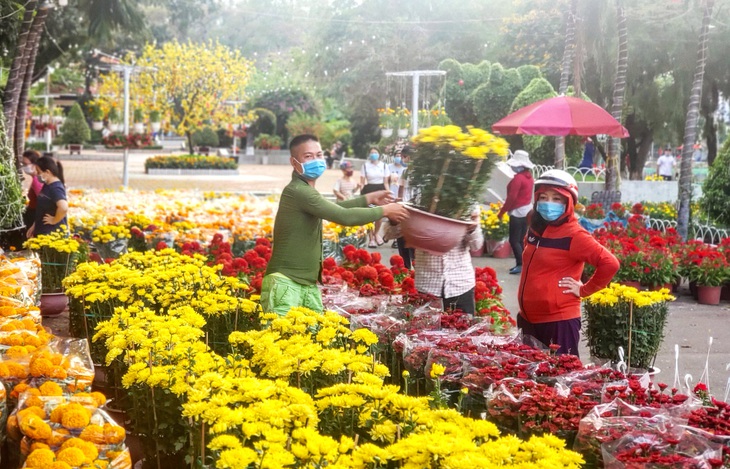 Tết xưa - Tết nay: Con xin cặp bánh cho bạn con ở trong khu bị phong tỏa - Ảnh 1.