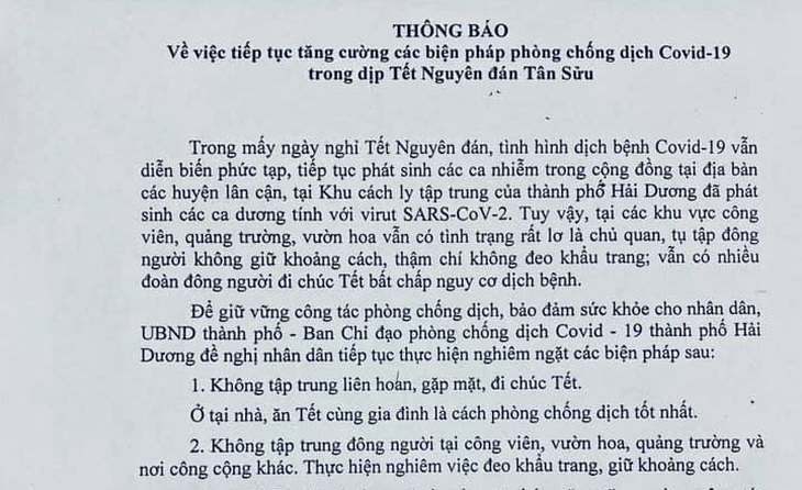 Lơ là, chủ quan, nhiều đoàn đông người vẫn đi chúc Tết ở TP Hải Dương - Ảnh 1.