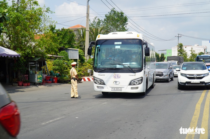 Cầu Rạch Miễu kẹt xe ngày mùng 2 Tết, phà tạm hoạt động hết công suất - Ảnh 2.